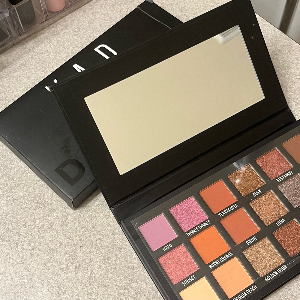 eyeshadow pallet - Picture 3 of 4